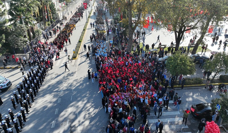 Cumhuriyet coşkusu Gölcük’ü sardı