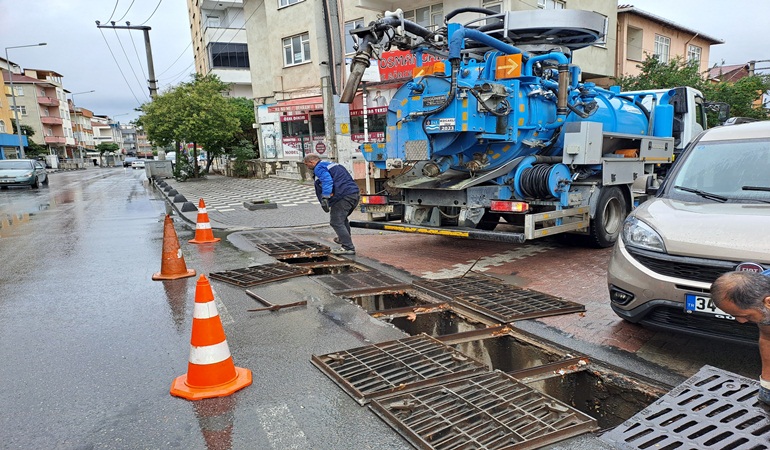 Darıca’da sel olmaması için mazgallar temizleniyor