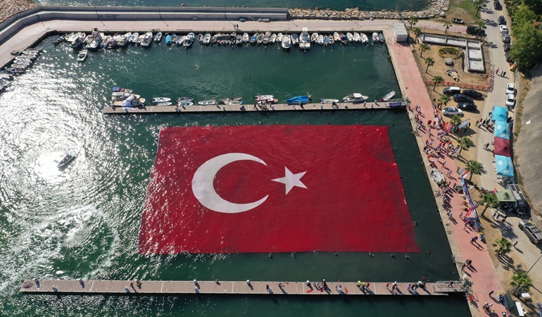 Darıca sahilinde dev Türk bayrağı açıldı