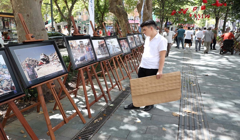 Depremler fotoğraflarla anıldı