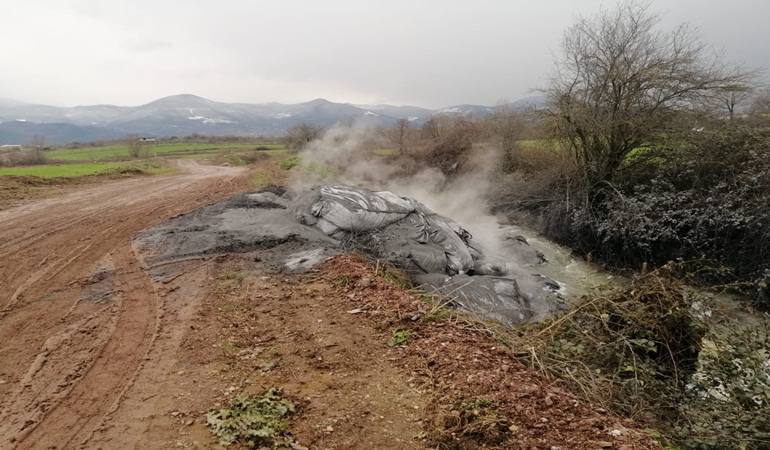 Dere kenarından 100 ton atık toplandı