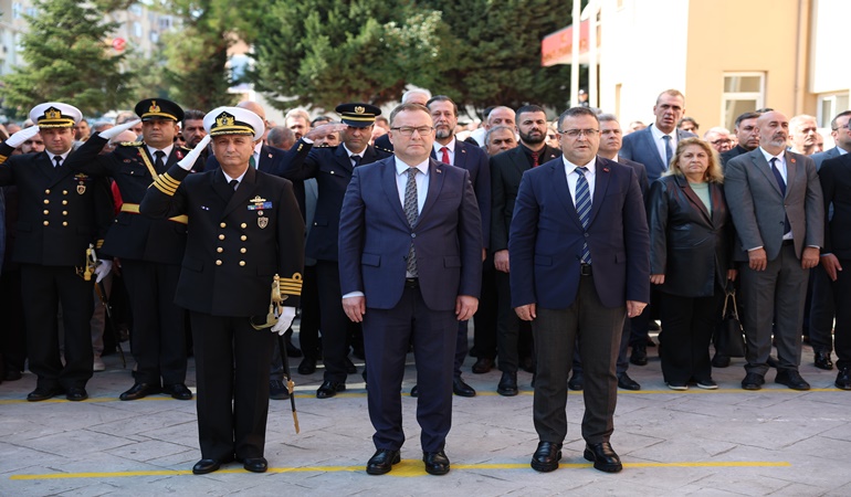 Derince’de Atatürk anıtına çelenk