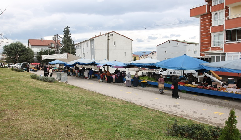 Derince’de Çınarlı Semt Pazarı yeni yerinde