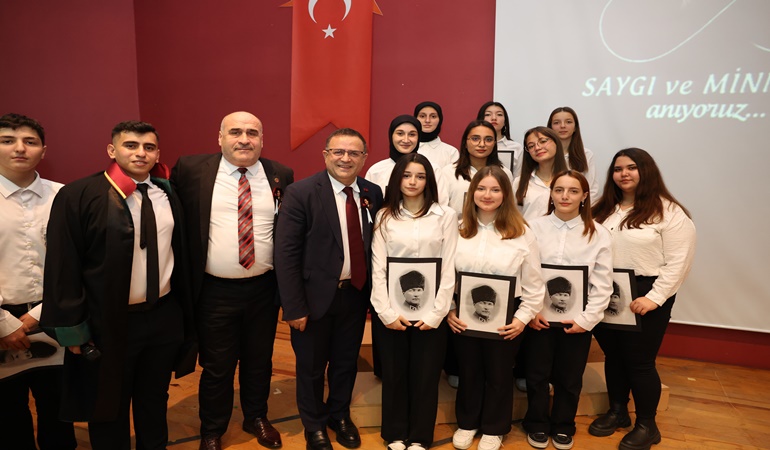 Derince'de de Atatürk saygı ile anıldı