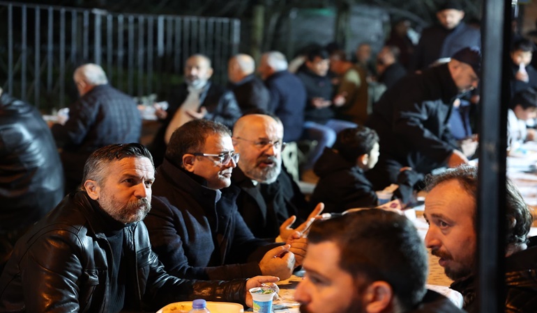 Derince’de de mübarek gecede dualar edilip, namazlar kılındı