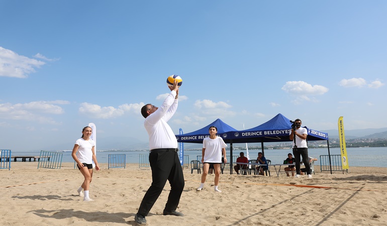 Derince’de Plaj Voleybolu Turnuvası’nda ilk servis Başkan Gökçe’den