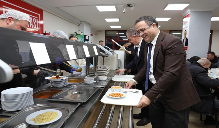 Derince Kent Lokantası’nda iftarda ücretsiz yemek ikramı 