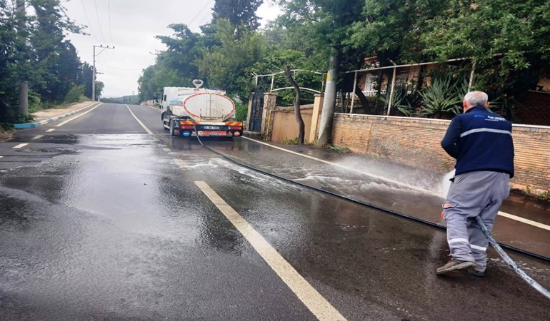 Dilovası’nda cadde ve sokaklar tazyikli suyla yıkandı