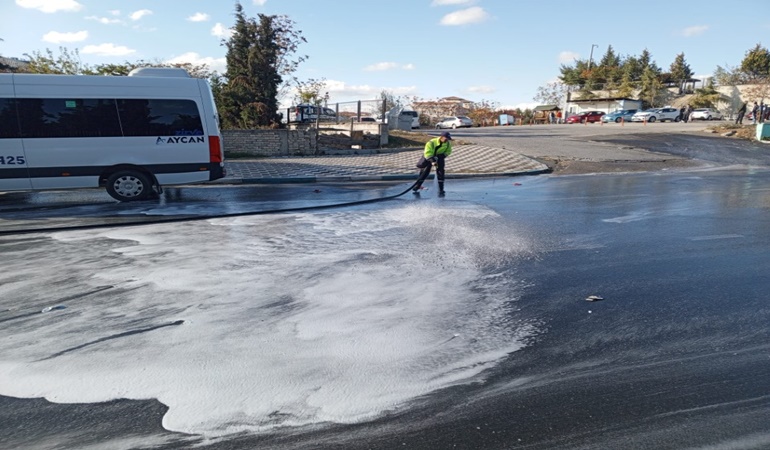  Dilovası’nda yollar deterjanlı su ile yıkanıyor