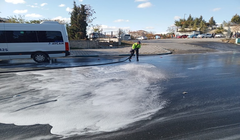 Dilovası’nda yollar deterjanlı su ile yıkanıyor