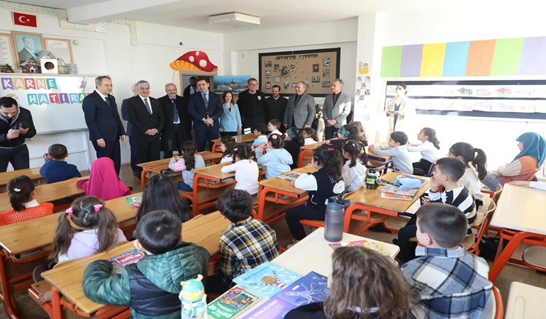 Dilovası protokolü öğrencilerin karne heyecanına ortak oldu