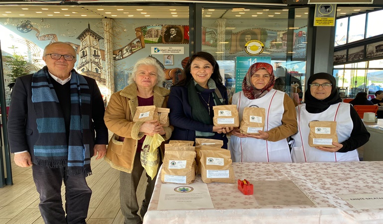 Emekçi kadınlar Gülümse Kafe’de stant açtı