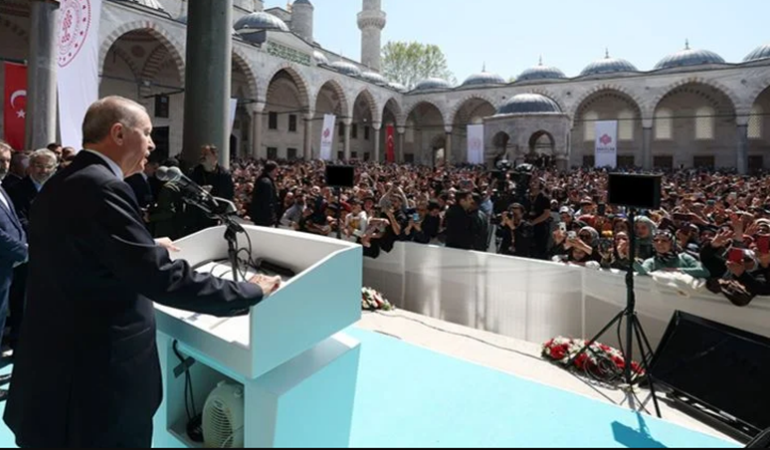 Erdoğan’dan cami avlusunda miting