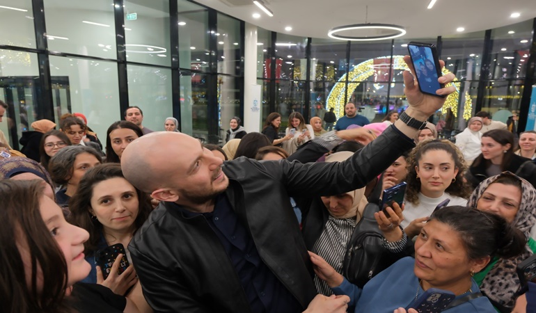 Fenomen Cem Özkök İzmit’te sevenleri ile bir araya geldi