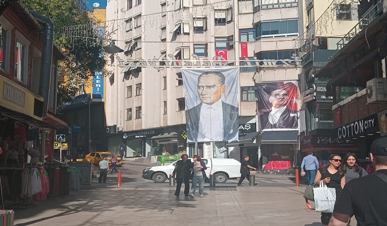 Fethiye Caddesi Atatürk fotoğraflarıyla donatıldı 