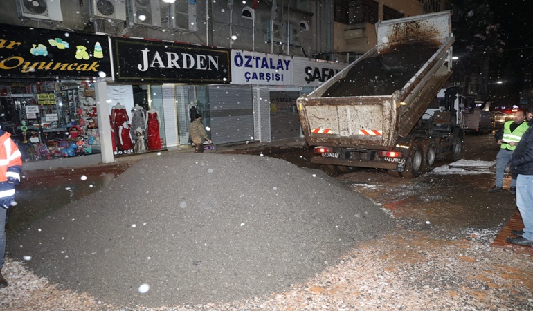 Fethiye Caddesi'nde kar kış demeden gece mesaisi 