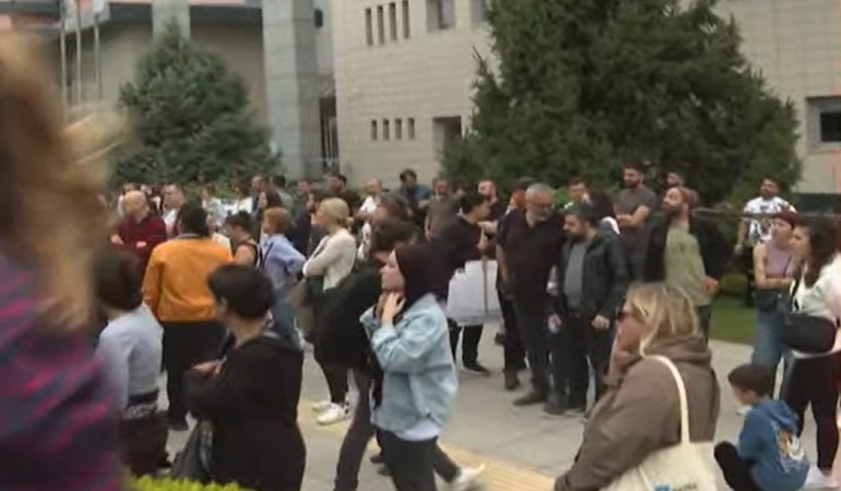 Gebze Belediyesi'ni protesto edenlere polis barikatı