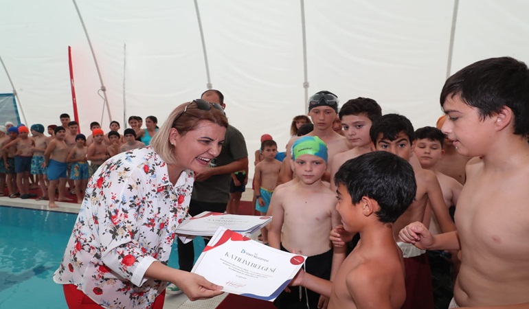 Geleceğin yüzücüleri sertifikalarını Fatma ablalarından aldı