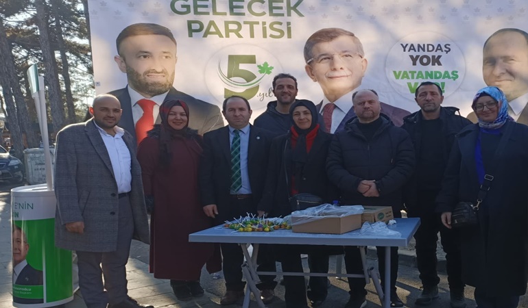 Gelecek Partililer İzmit’te lokum ve şeker dağıttı