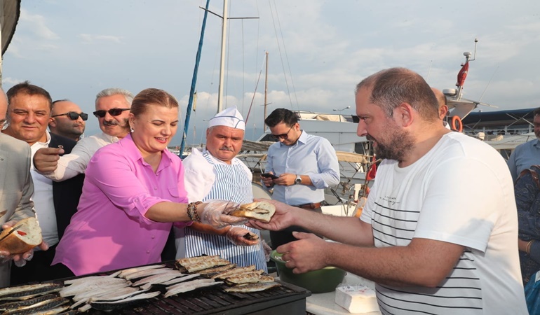 Gelenek bozulmadı, İzmit’te balık sezonu ücretsiz balık ekmek ziyafetiyle açıldı