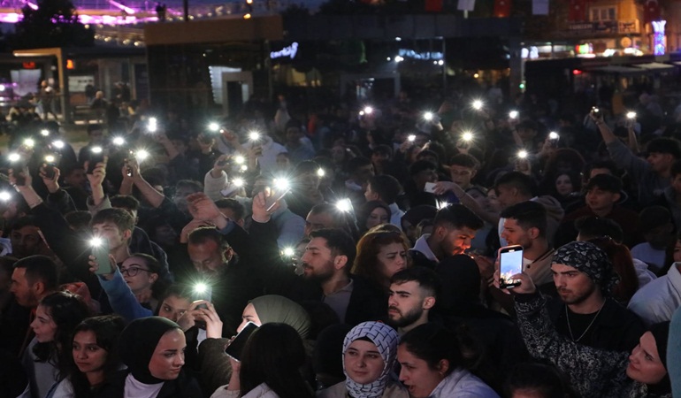 Gençler İzmit Belediyesinin bahar konserinde coştu!