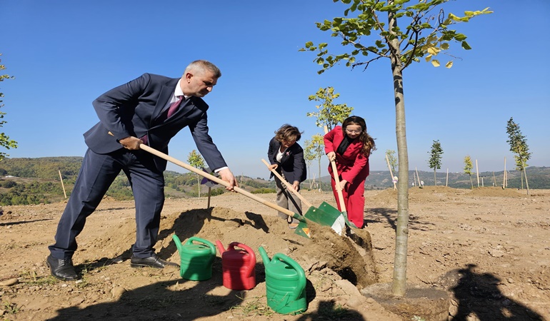 Gölcük Azerbaycan Kardeşlik Hatıra Ormanı’nda fidanlar toprakla buluştu