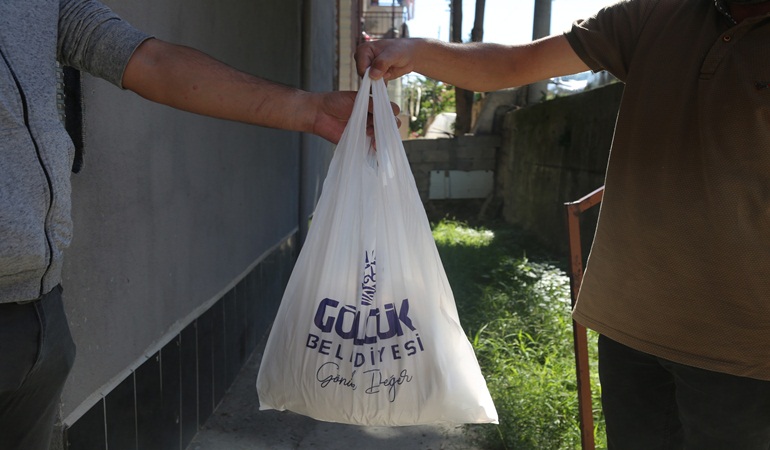 Gölcük Belediyesi hasattan elde ettiği 10 ton unu dağıtmaya başladı