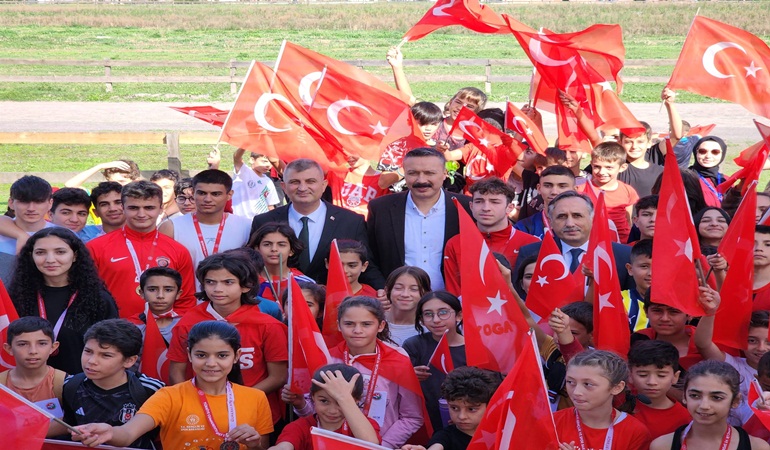 Gölcük Cumhuriyet Koşusu’nda dereceye girenler ödüllendirildi