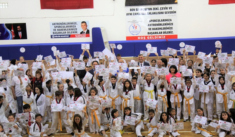 Gölcük’te 310 sporcu taekwondo kuşak sınavını başarı ile tamamladı 