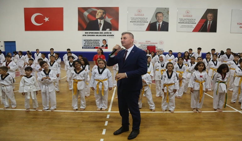 Gölcük’te 330 taekwondo sporcusu kuşak atladı