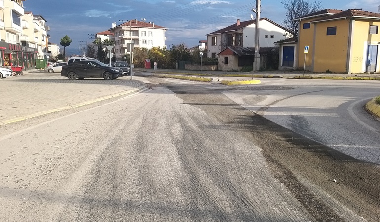 Gölcük’te bozulan o yola el atılması isteniyor