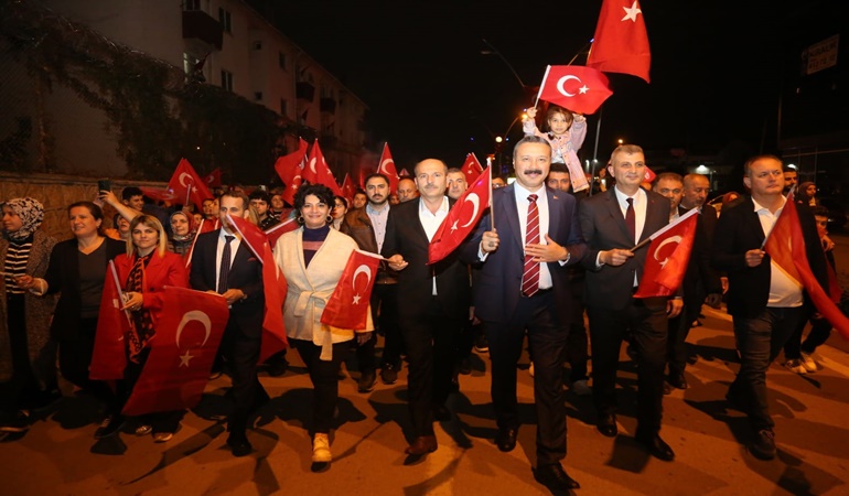 Gölcük’te coşku fener alayı ile zirveye ulaştı