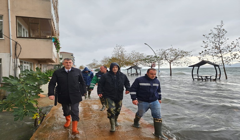 Gölcük’te deniz taştı, Başkan Sezer çizmeleri giydi