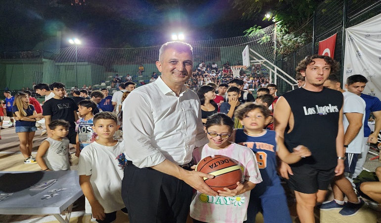 Gölcük’te şölene dönüşen sokak basketbolu rekor katılımla sona erdi