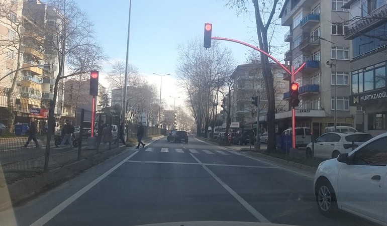 Gölcük’te trafik lambaları trafiği yavaşlatıyor