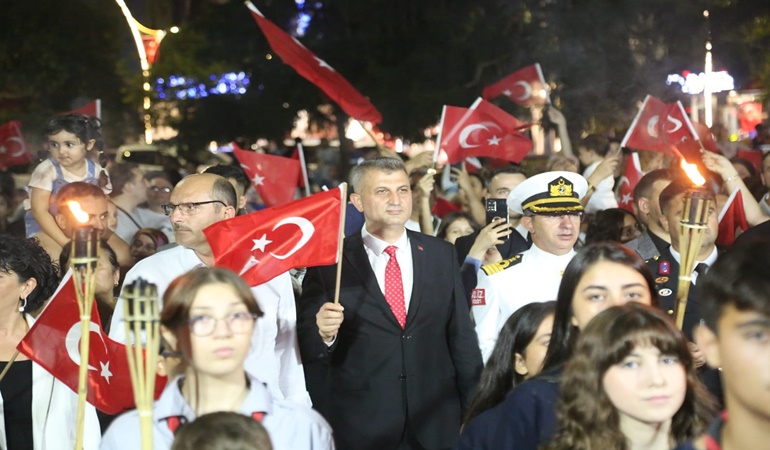 Gölcük'te Zafer Bayramı coşku ile kutlandı