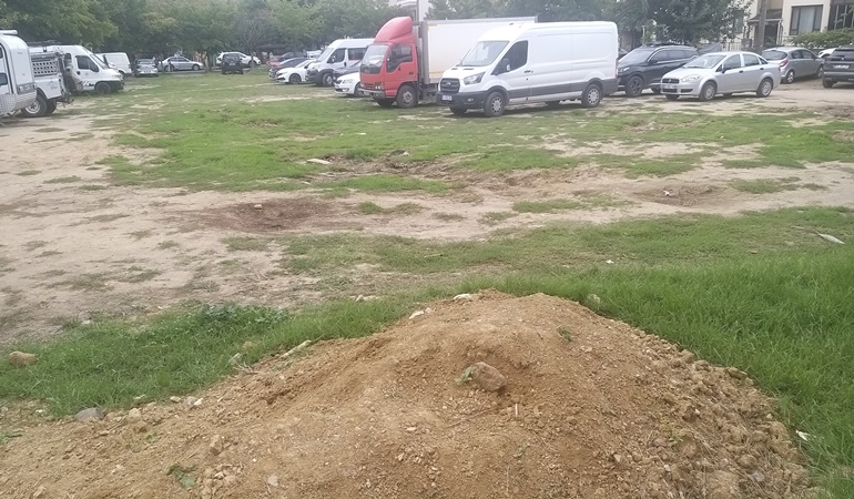 Gölcük’teki o otoparkın zemini bozuk