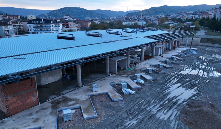 Gölcük Yeni Şehirlerarası Otobüs Terminali inşaatında çatı kaplama tamam