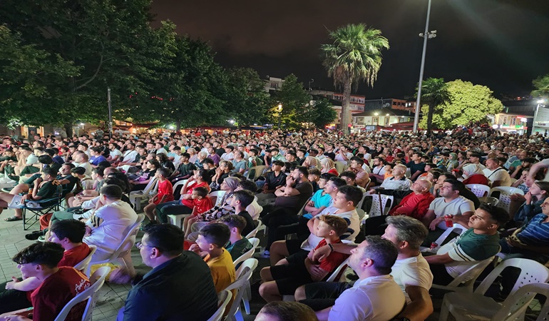 Gölcüklüler milli maç galibiyetini erik dalı ile oynayarak kutladılar