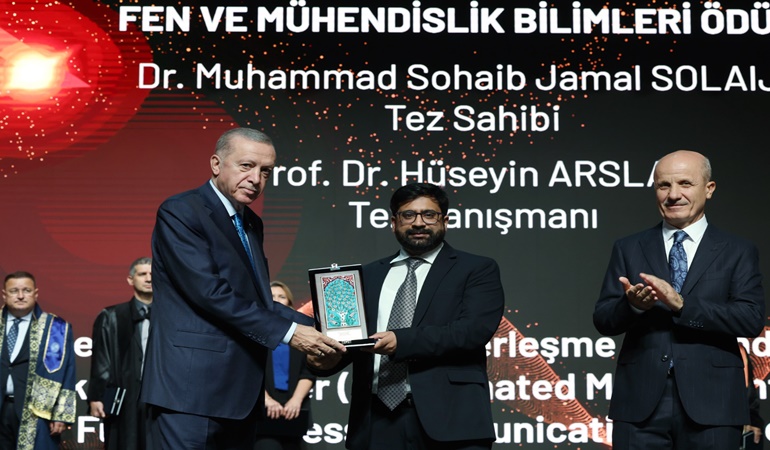 GTÜ akademisyeni üstün başarı ödülünü Erdoğan’ın elinden aldı