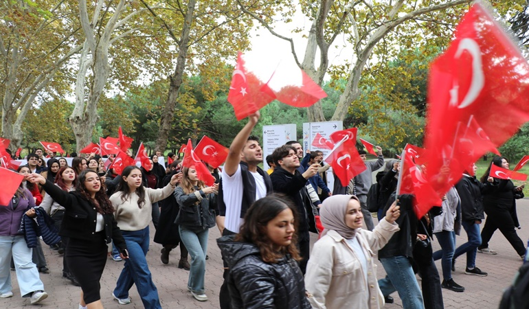 GTÜ öğrencileri Cumhuriyet için yürüdü 