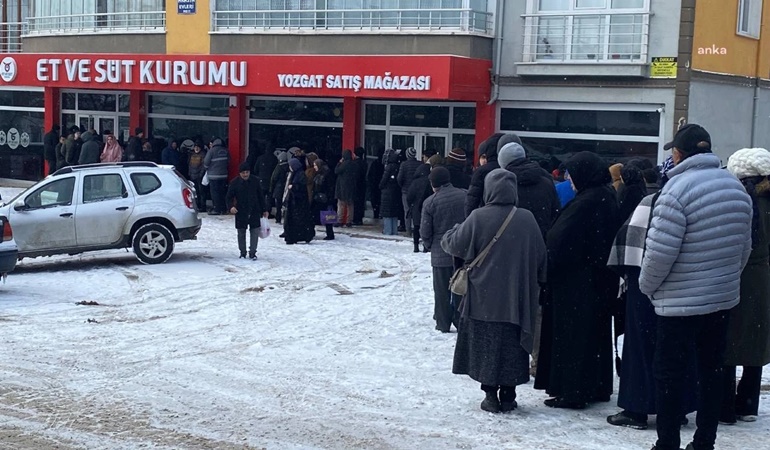 Güçlenen Türkiye bu mu? Kar altında ucuz et için saatlerce beklediler