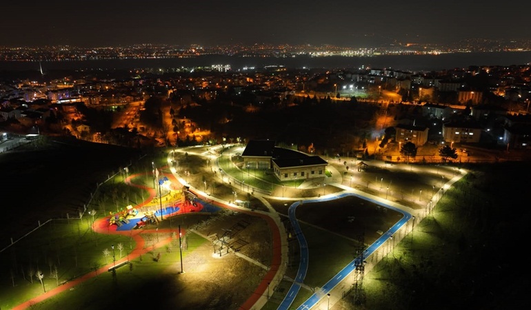 Gündüz ayrı, gece ayrı güzel