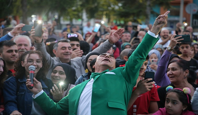 Hababam Vokal Grubu’ndan Gölcük’te muhteşem konser