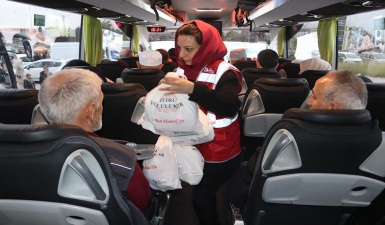 Hacı adayları İzmit’ten hediyelerle uğurlandı 