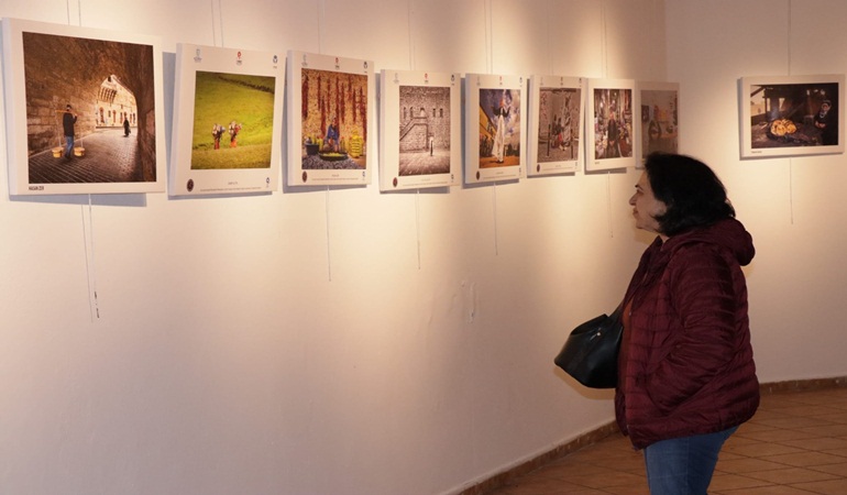 Her Şeye Rağmen Kadın fotoğraf sergisinin geliri depremzedeler için kullanılacak