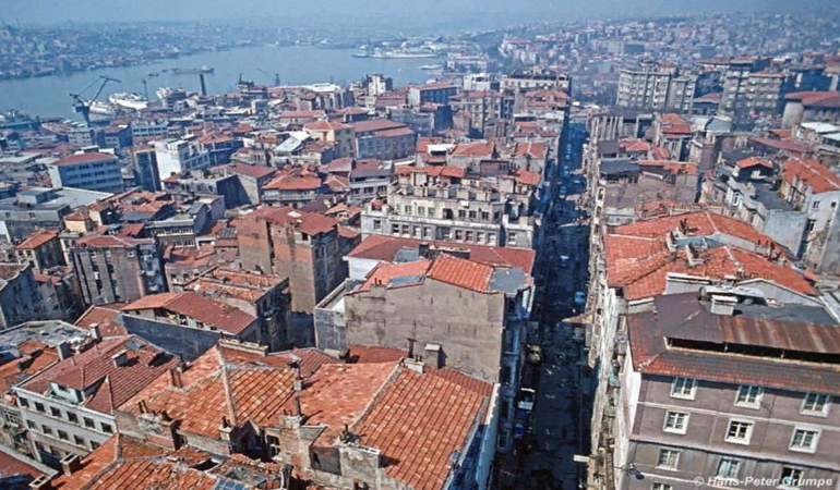 Her yıl Beyoğlu kadar bir alan yabancılara satılıyor