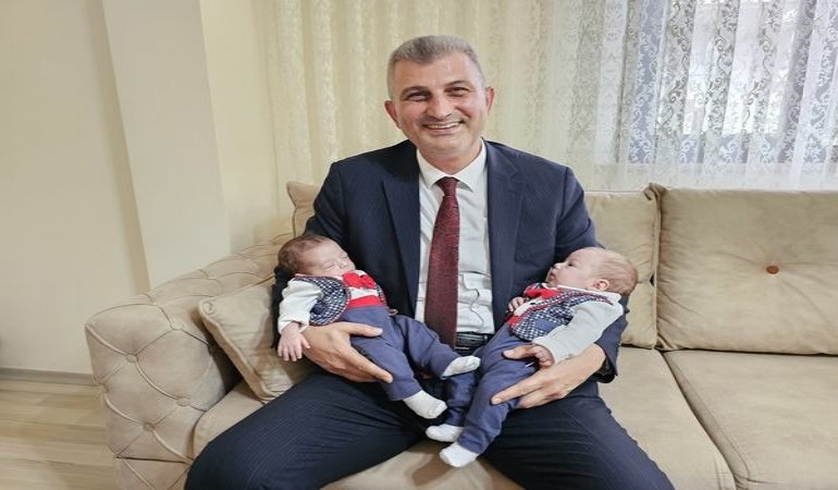 İkiz bebeklere Başkan Sezer'den sürpriz