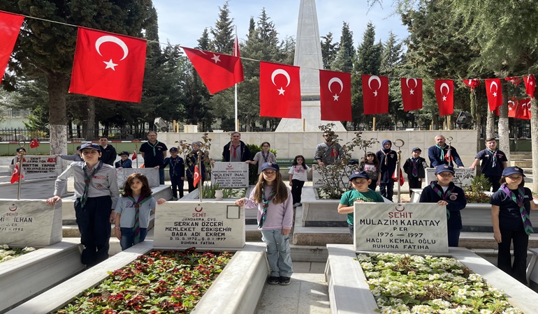 İLKÇEV izcileri Gebze Sehitliği'nde dua etti, temizlik yaptı