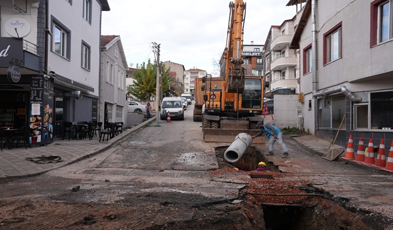 İSU, Derince’deki o caddeye 30 milyonluk malzemeyi gömüyor!